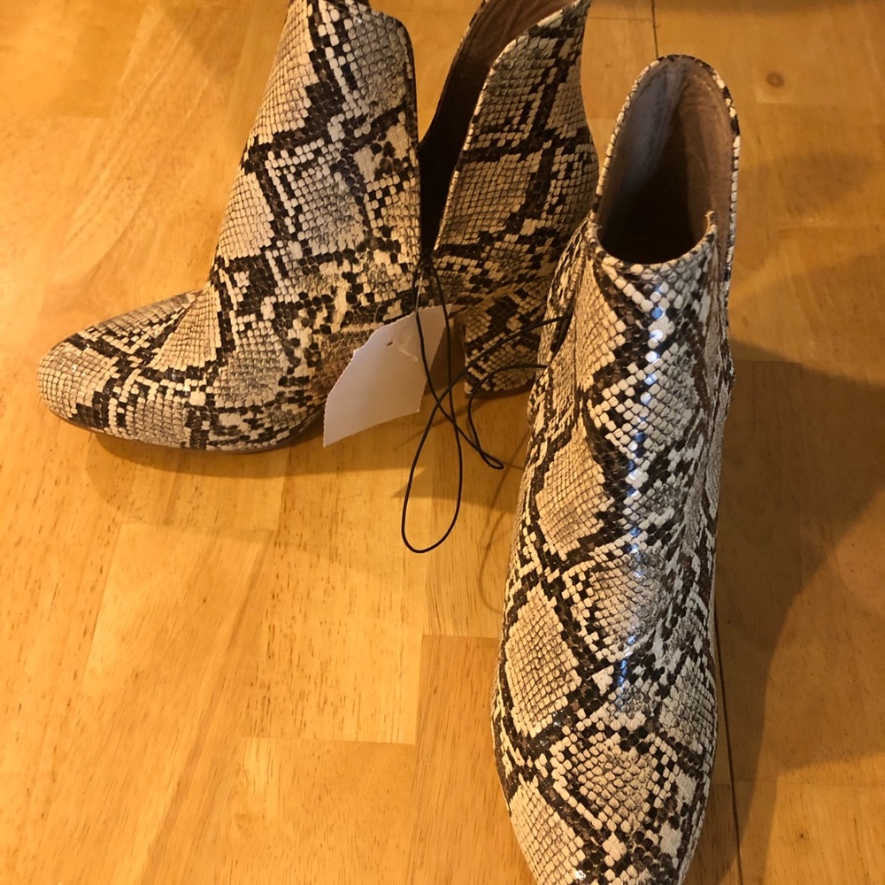 NEW Steve Madden Girl snakeskin heeled boots